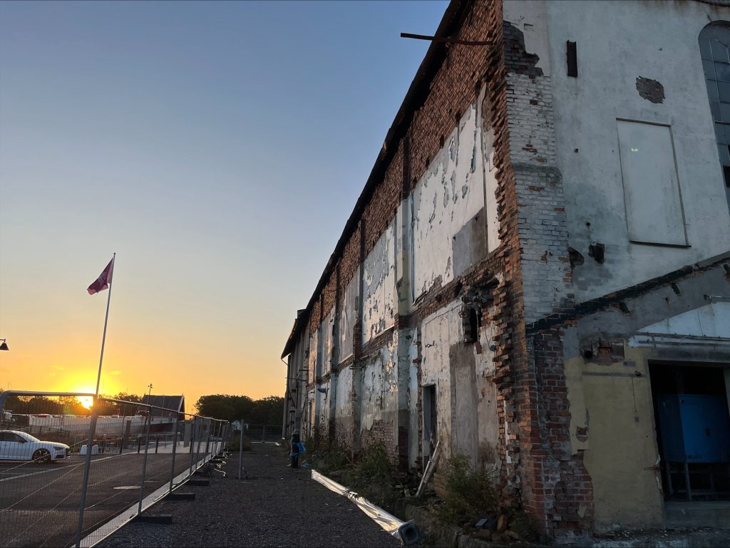 Martinverket i motljus på Vårvik